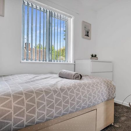 Stylish 3Br Home - Beautiful Garden - Parking West Bromwich Εξωτερικό φωτογραφία