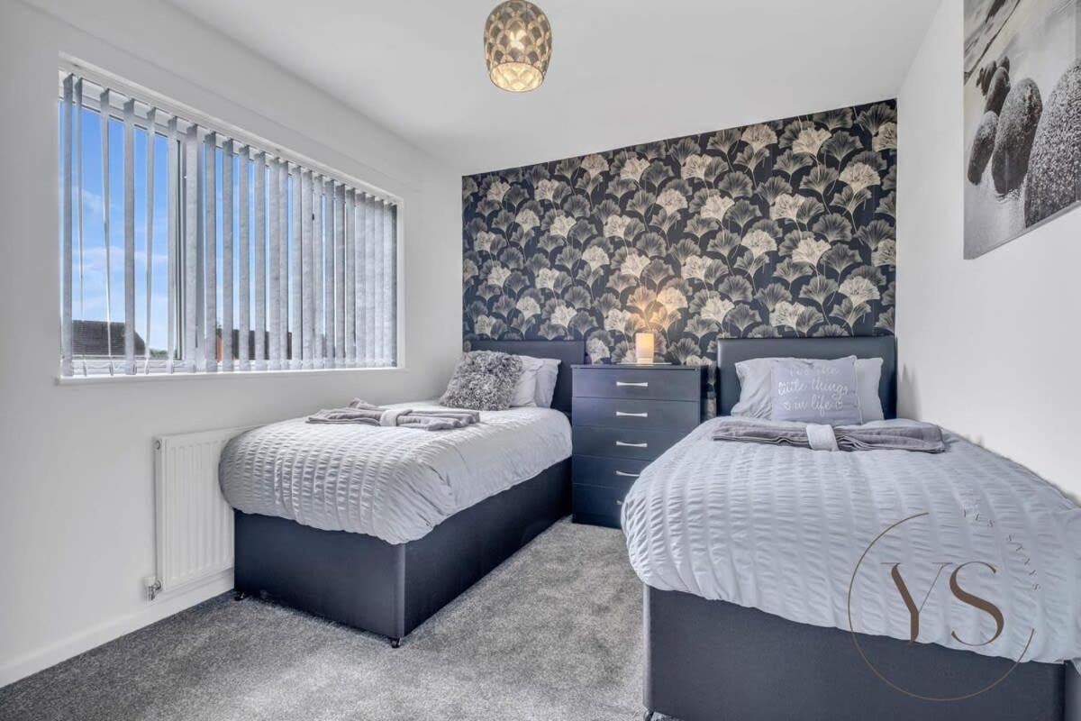 Stylish 3Br Home - Beautiful Garden - Parking West Bromwich Εξωτερικό φωτογραφία