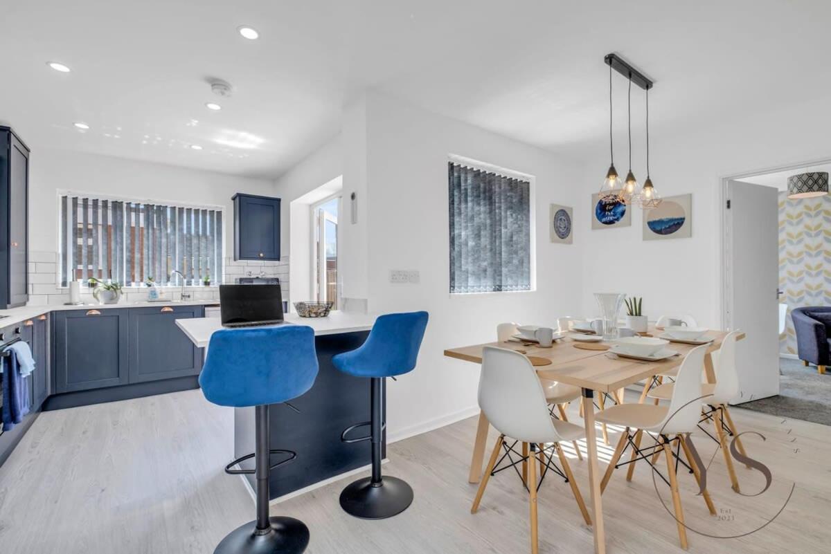 Stylish 3Br Home - Beautiful Garden - Parking West Bromwich Εξωτερικό φωτογραφία