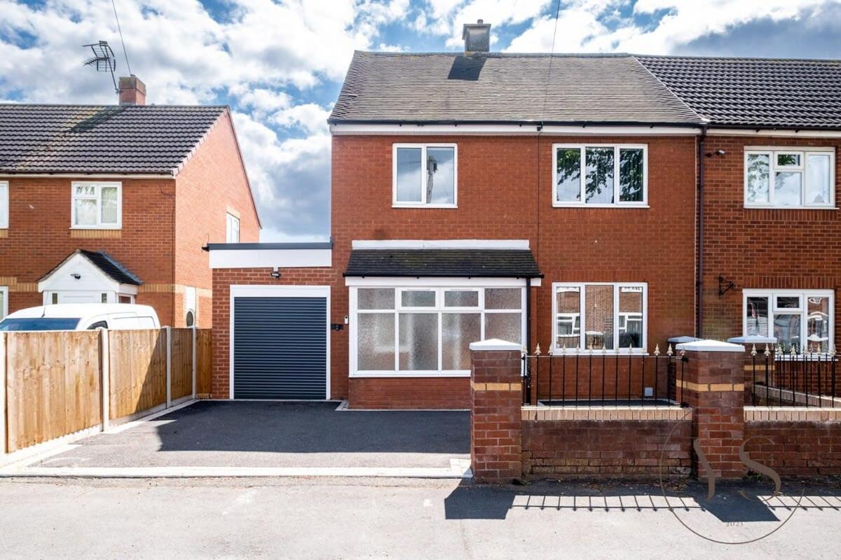 Stylish 3Br Home - Beautiful Garden - Parking West Bromwich Εξωτερικό φωτογραφία