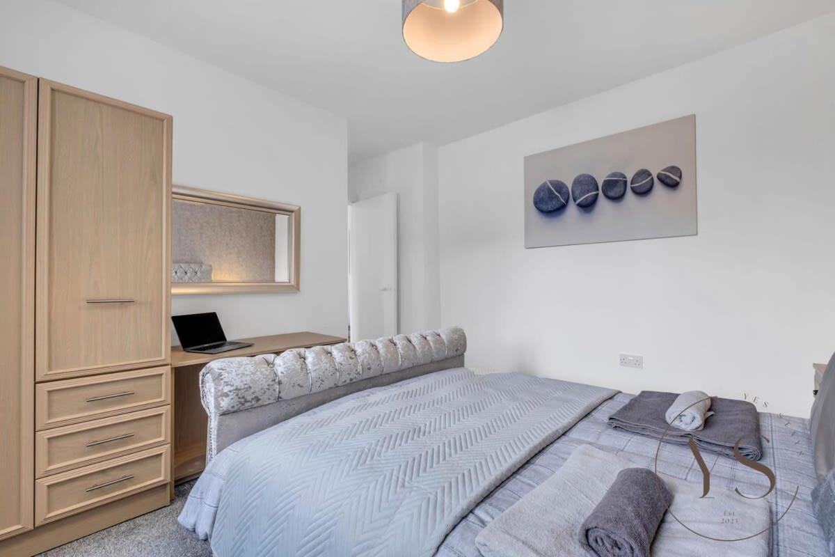 Stylish 3Br Home - Beautiful Garden - Parking West Bromwich Εξωτερικό φωτογραφία