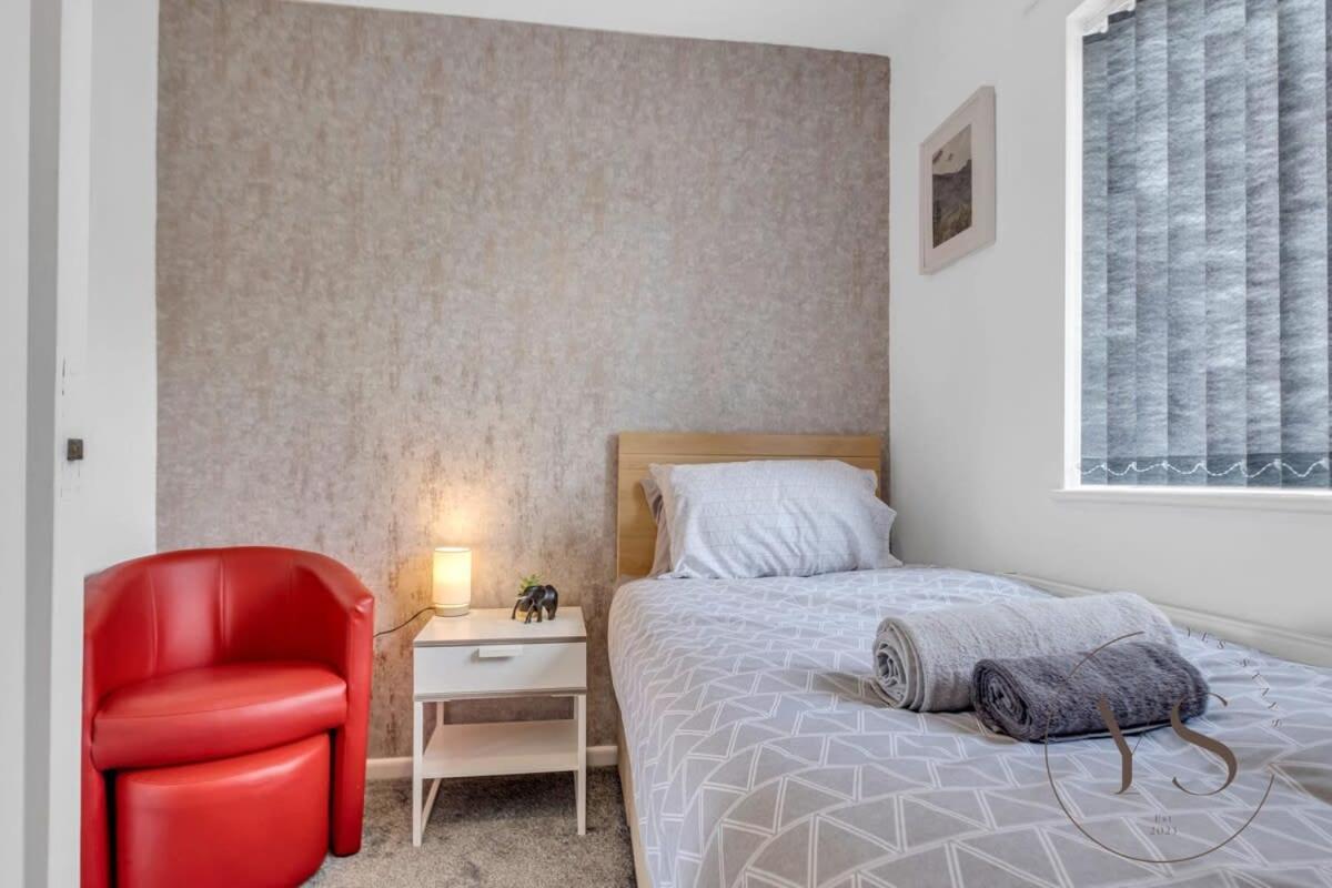Stylish 3Br Home - Beautiful Garden - Parking West Bromwich Εξωτερικό φωτογραφία