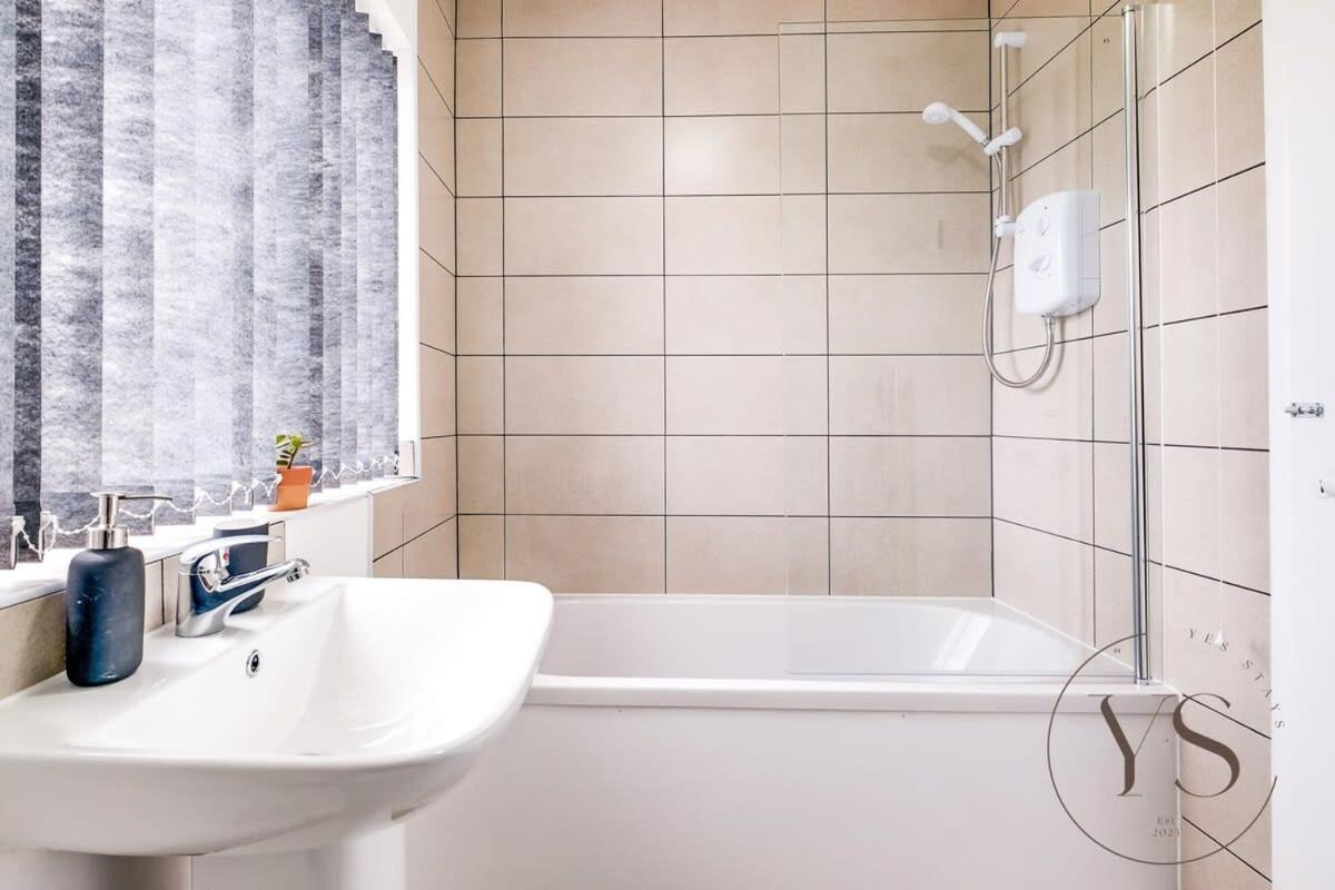 Stylish 3Br Home - Beautiful Garden - Parking West Bromwich Εξωτερικό φωτογραφία