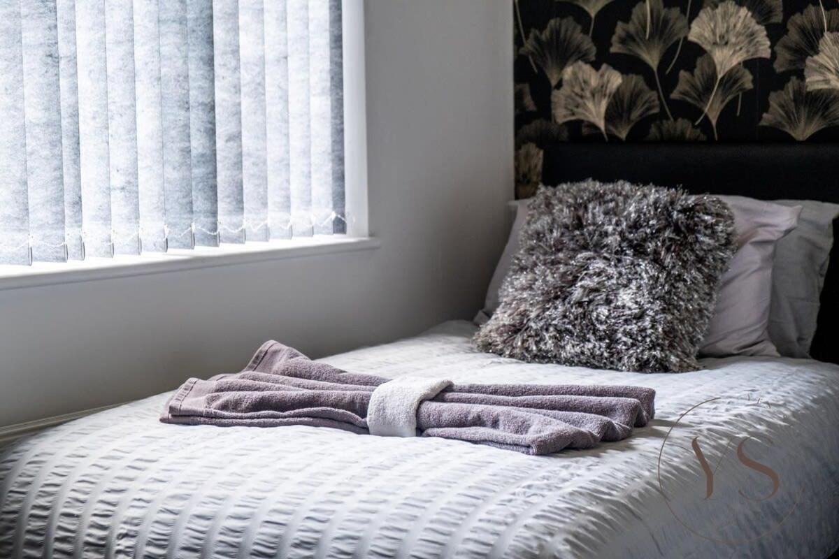 Stylish 3Br Home - Beautiful Garden - Parking West Bromwich Εξωτερικό φωτογραφία