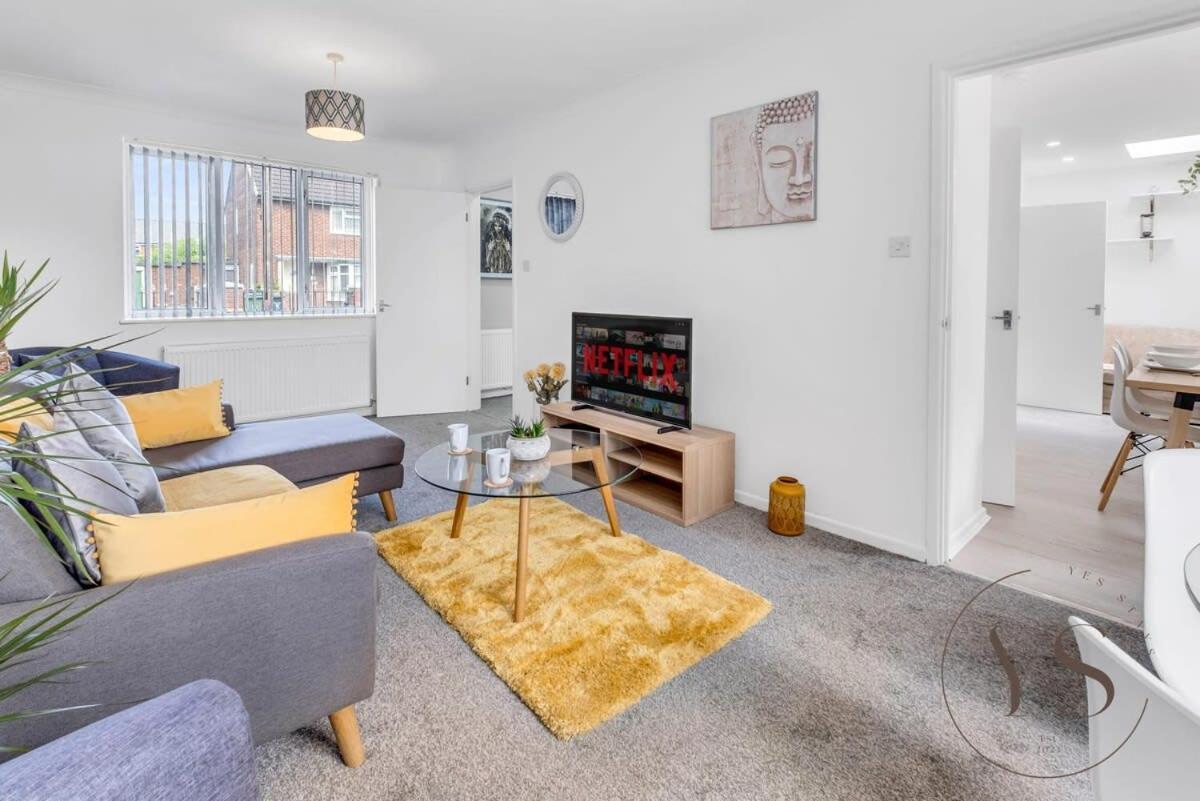 Stylish 3Br Home - Beautiful Garden - Parking West Bromwich Εξωτερικό φωτογραφία