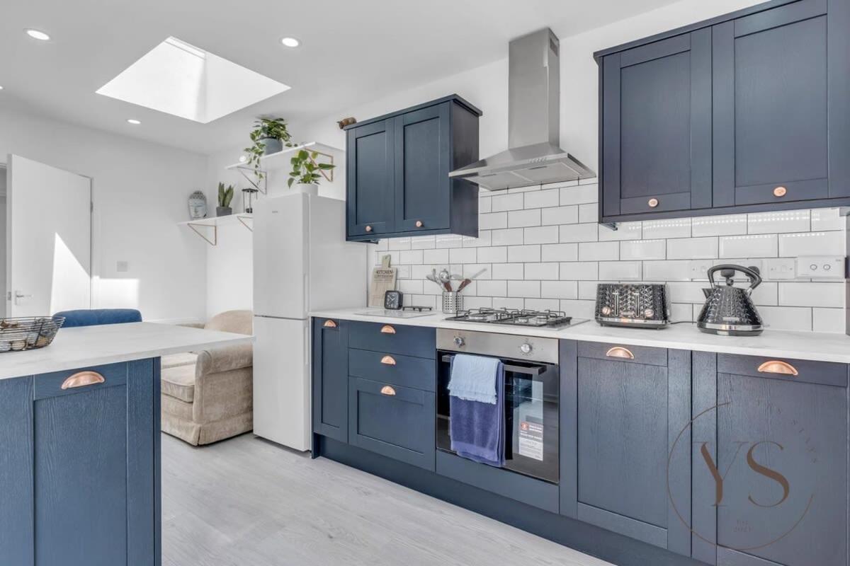 Stylish 3Br Home - Beautiful Garden - Parking West Bromwich Εξωτερικό φωτογραφία