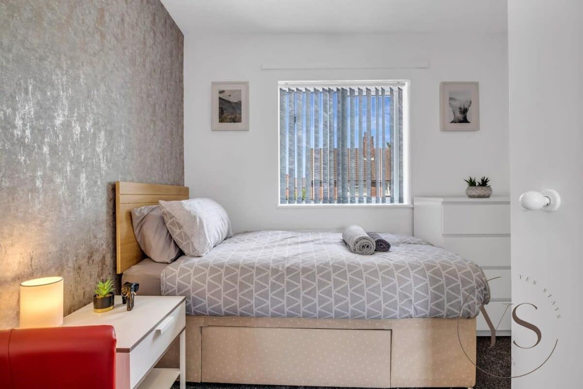 Stylish 3Br Home - Beautiful Garden - Parking West Bromwich Εξωτερικό φωτογραφία