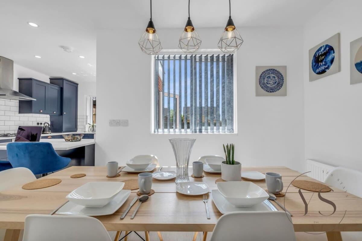 Stylish 3Br Home - Beautiful Garden - Parking West Bromwich Εξωτερικό φωτογραφία