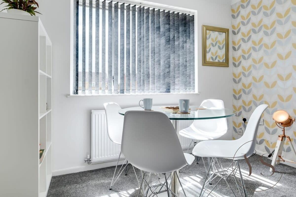 Stylish 3Br Home - Beautiful Garden - Parking West Bromwich Εξωτερικό φωτογραφία